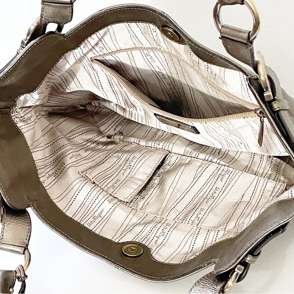 Salvatore Ferragamo metallic leather Gancini shoulder bag - Picture 5 of 11